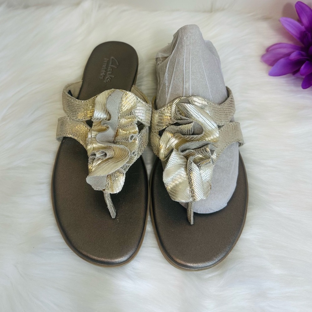 Clarks Metallic Gold Leather Ruffle Thong Slide Sandals 1”Wedge Heel Size 6M - Picture 15 of 16